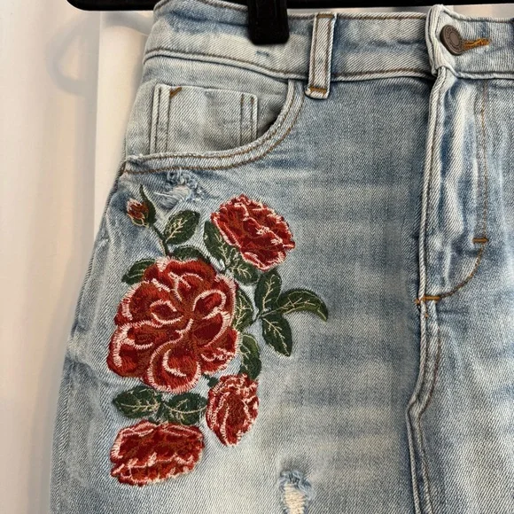 ZARA Z1975 Embroidered Rose Distressed Denim Mini Skirt Size Small - Picture 5 of 9